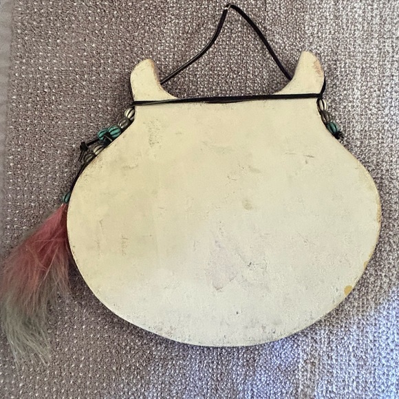 MAGNIFICENT “End of the Trail,” stone painting w/feathers - Picture 3 of 3